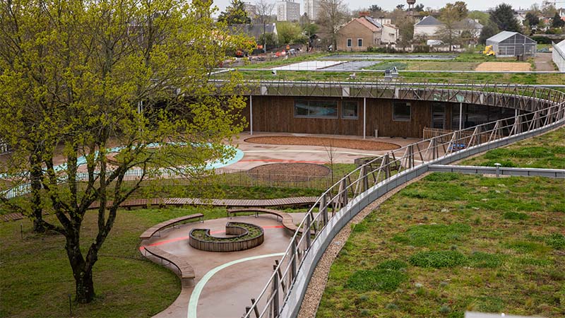 Le groupe scolaire Claire Bretécher s’insère dans l’environnement de la ZAC Doulon-Gohards. Le bâtiment est doté d’une toiture végétalisée. © Céline Jacq pour Nantes Métropole.