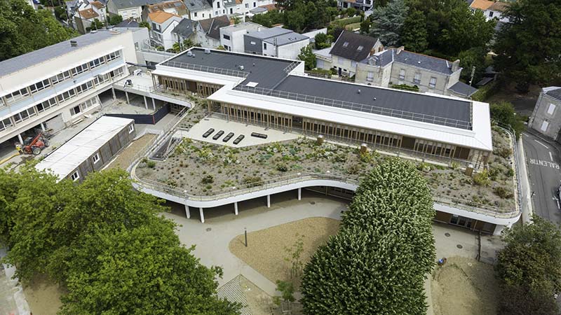La cour de l'école Fellonneau a été végétalisée et retravaillée pour être plus accessible et égalitaire. © Valéry Joncheray pour Nantes Métropole.