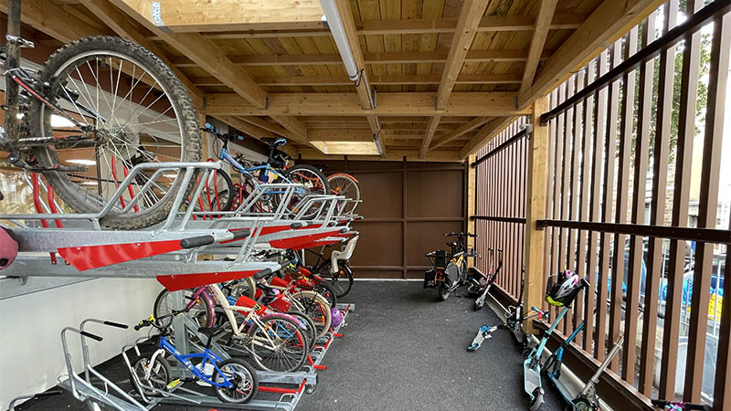 Un abri vélo, couvert et sécurisé, accueille les cycles et les trottinettes des enfants et du personnel.
