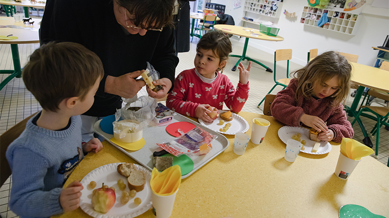 On termine par le goûter proprement dit. Séduits, la plupart des enfants reprennent du fromage avec du pain et des fruits. © Céline Jacq pour Nantes Métropole