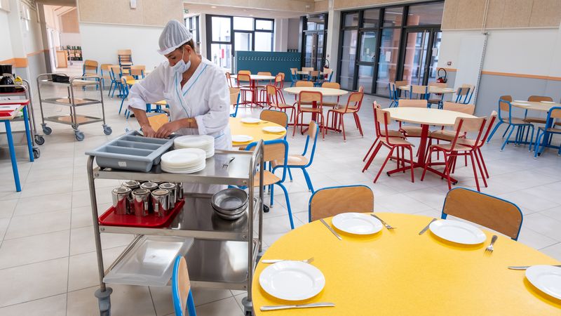 Légende : Deux repas végétariens seront désormais servis chaque semaine dans les cantines scolaires nantaises. © Patrick Garçon / Nantes Métropole