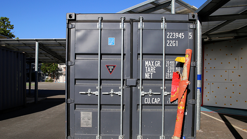 Dès le 8 juillet, tout le matériel et le mobilier des classes a été stocké dans des containers. © Romain Boulanger pour Nantes Métropole