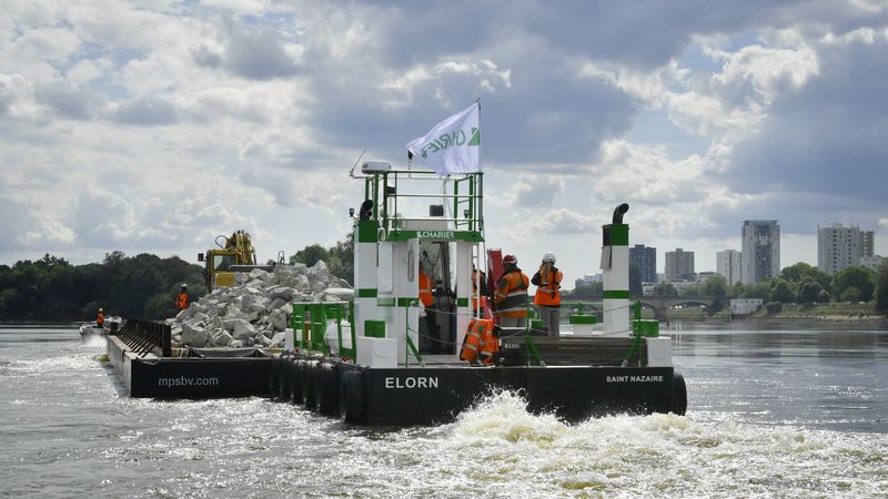 Du 4 au 18 juin, 4 500 tonnes d’enrochements sont transportées par la voie fluviale jusqu’à Nantes, évitant ainsi le ballet de près de 250 camions dans la ville. © Rodolphe Delaroque