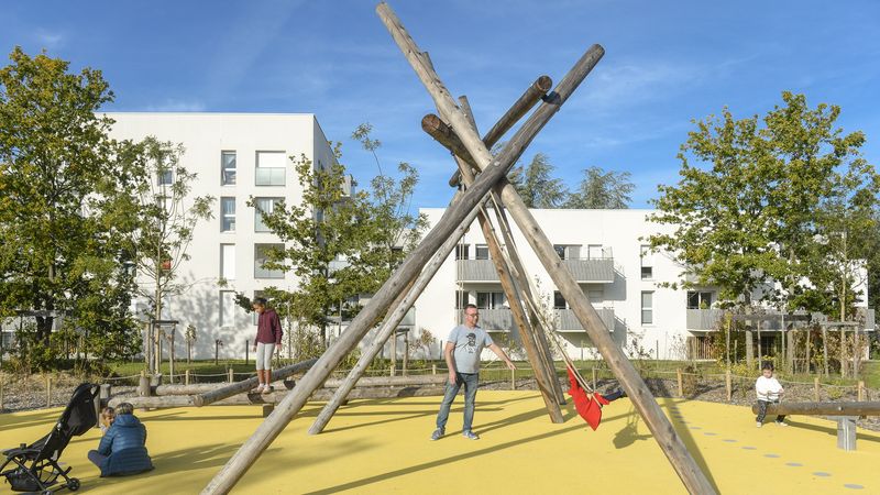 Conçu avec les habitants, le square Marie-Madeleine Fourcade offre une aire de jeux pour les enfants, des tables de pique-nique, un barbecue, des bancs, une table de ping-pong… © Thierry Mézerette.