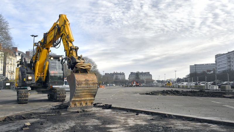 Les engins de chantier grignotent le bitume du parking de la Petite-Hollande, pour laisser place aux premières plantations du futur parc arboré. © Rodolphe Delaroque