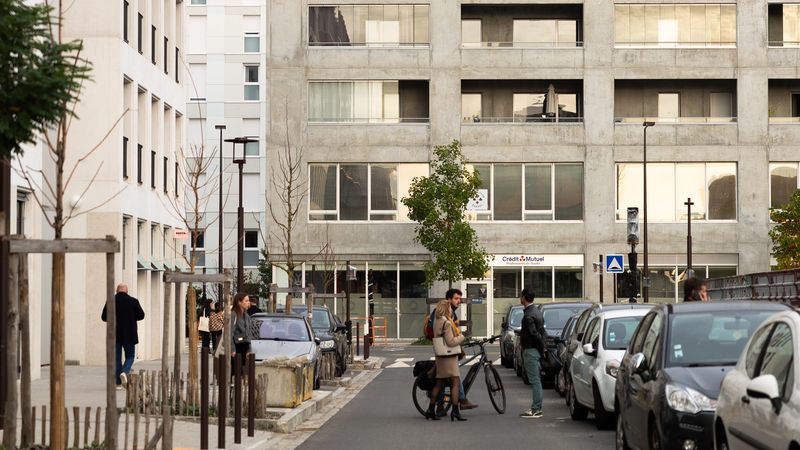 Conçu comme un hameau de quartier, l’opération est maillée de venelles et de placettes faisant la part belle aux piétons et aux vélos. © Garance Wester