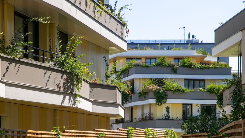 Les logements sont bordés de jardinières entretenues par la copropriété. Un jardin potager, animé par l’association Bio T-Full, est implanté sur un toit. © Franck Gallen.