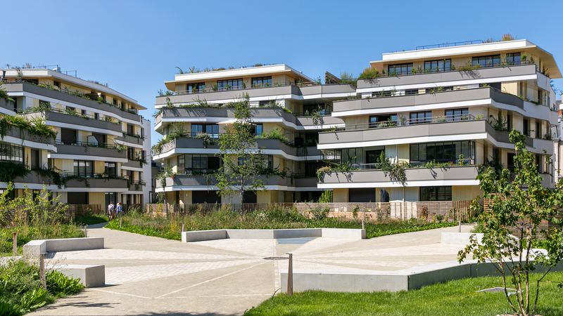 Les bâtiments, modernes et végétalisés, sont organisés en terrasse. Au centre des constructions, un jardin ouvert au public en journée. © Franck Gallen.