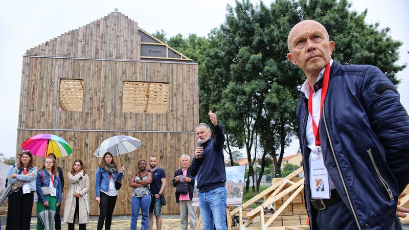  La cérémonie de la première pierre du programme Mélodie s’est déroulée mardi 2 juillet 2024 avec la pose d’un mur en ossature bois. Les 6 maisons de 100 m², réalisées par le groupe CIF et conçues par l’agence MILLE Architectes, sont réalisées avec des panneaux fabriqués en atelier et assemblés sur site. © Romain Boulanger. 