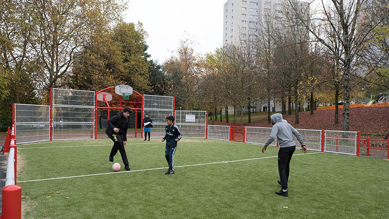 Un terrain multi-sports permet de s’adonner au foot en mode city-stade.