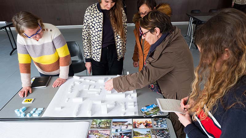 Vendredi 14 février 2020, une soixantaine d’habitants du Breil ont commencé à esquisser, sur maquette, des scénarios de transformation du cœur de quartier.
