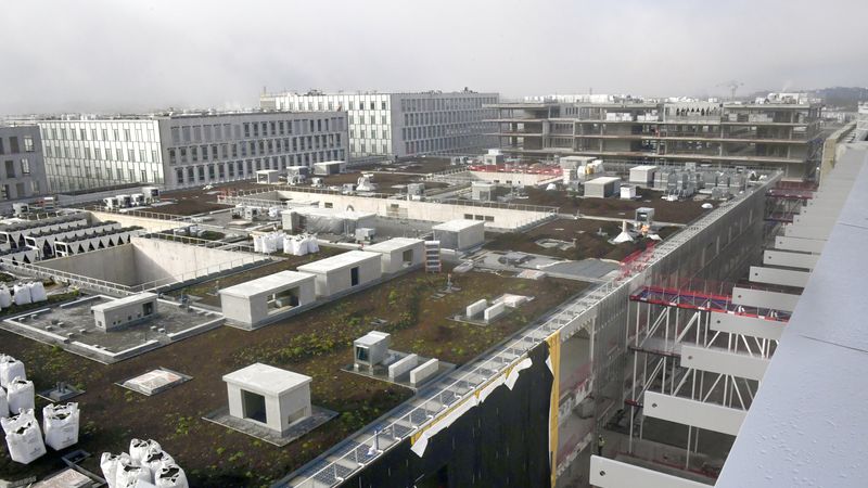 Le bloc opératoire et d’imagerie. Situé au centre, ce bâtiment de trois niveaux sera plus bas que ceux qui l’entourent : sa toiture sera végétalisée. « Un hôpital a beaucoup d’équipements techniques en toiture : la végétation permet de créer une 5e façade agréable et qui tempère la chaleur l’été ». La terre a déjà été apportée sur place.