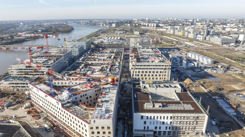 Le gros œuvre des 12 bâtiments qui composent le nouvel hôpital est en voie d’achèvement. © Julien Gazeau – CHU de Nantes