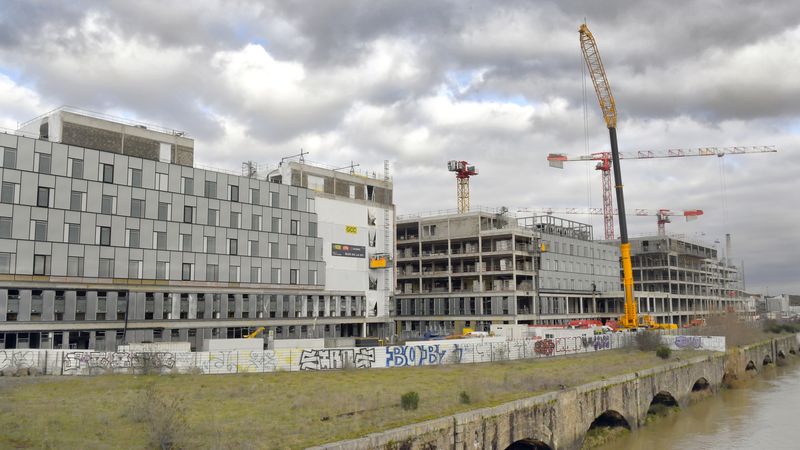 Les bâtiments d’hospitalisation. Les quatre bâtiments situés côté Loire accueilleront les personnes hospitalisées. « Au rez-de-chaussée les consultations, au premier un plateau de médecine ambulatoire, les étages suivants abritant les chambres. » La plupart des chambres profiteront de la vue Loire : « En été, les façades en triple vitrage réguleront la chaleur avec un store à lamelles dans un vide ventilé. En hiver, l’apport de lumière est important. Nous sommes sur un bâtiment bio-climatique. »