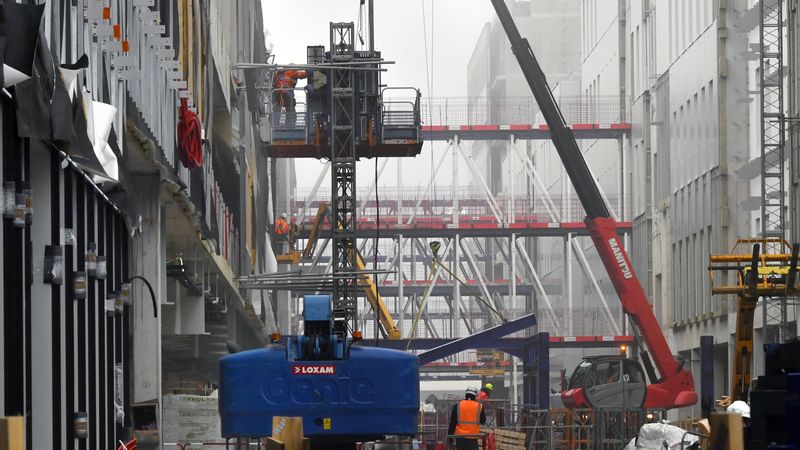 Des passerelles qui relient les bâtiments. De 1, 2 ou 3 étages, ces « ponts couverts » permettront de relier les bâtiments sans avoir besoin de sortir à l’extérieur. Il y en a 20 en tout : « Chacune de ces passerelles est montée sur le site puis soulevée par une grue avant d’être reposée sur des corbeaux, des blocs de béton ancrés dans les bâtiments », indique le chef de projet. 