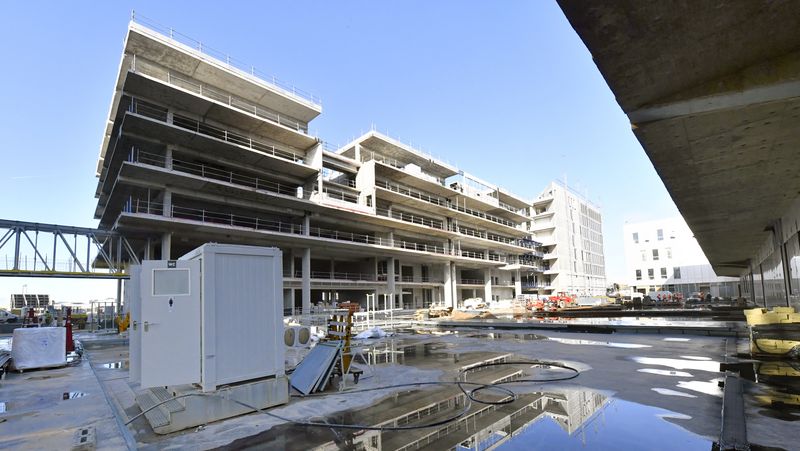 A l’arrière de ce hall, une place et des rues végétalisées ouvriront sur le cœur de l’hôpital. « L’ensemble sera accessible en journée. Une promenade sera aussi aménagée par Nantes Métropole sur le quai Wilson, il y aura également un jardin des enfants au pied du pôle femmes-enfants. »