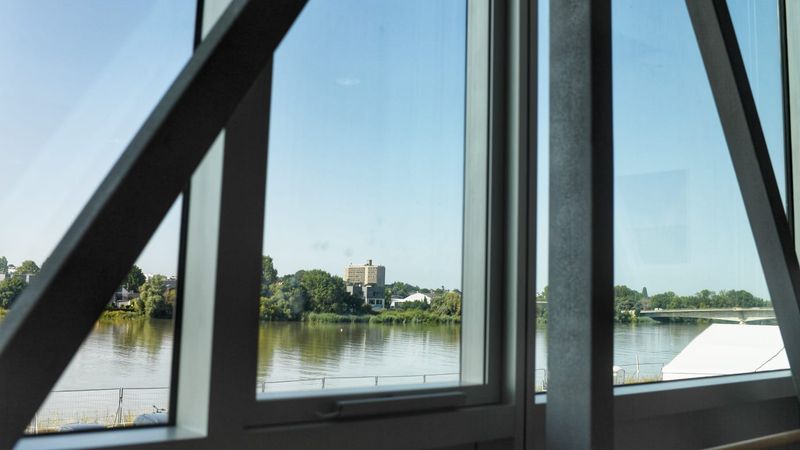 La vue sur la Loire depuis la chambre d'hospitalisation présentée dans le bâtiment témoin. © Thierry Mézerette