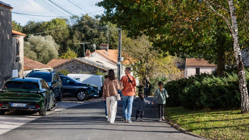 Afin de conserver l’esprit de village du Rolly, le principe de stationnement diffus a été conservé : les véhicules se garent devant les maisons, où un revêtement en pavés à joints drainants a été appliqué pour désimperméabiliser les sols et permettre aux eaux de pluie de s’infiltrer. © Garance Wester