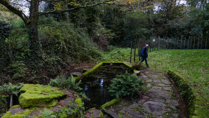 Les abords du lavoir ont été mis en valeur, en contrebas du village. © Garance Wester