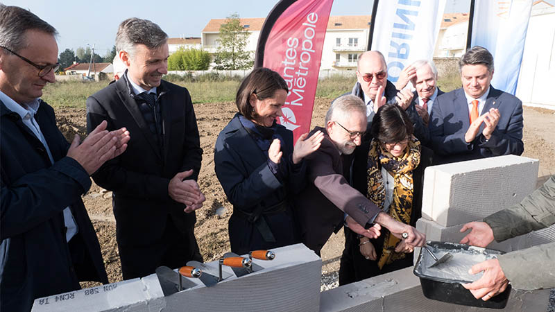 Jeudi 17 octobre, Johanna Rolland, présidente de Nantes Métropole, et Christelle Scuotto, maire des Sorinières, ont posé la première pierre du premier programme immobilier de la Zac « Cœur de ville ».