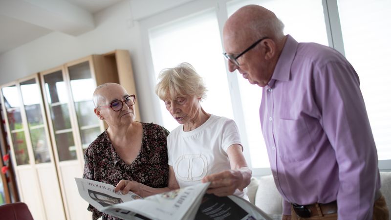 L’association Loki Ora anime quatre colocations seniors de quatre personnes chacune, deux à Nantes, une à La Chapelle-sur-Erdre et une à Saint-Mars-du-Désert (hors métropole). Brigitte, Marie et Paul (de gauche à droite sur la photo) ont tenté l’aventure. © Ludovic Failler