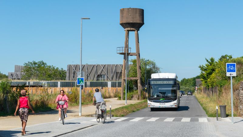 Large place faite aux trottoirs et voies cyclables, haies et fossés végétalisés pour recueillir les eaux pluviales et créer des îlots de fraîcheur… La rue de la Papotière reconfigurée donne à voir les futurs espaces publics du quartier. © Roberto Giangrande