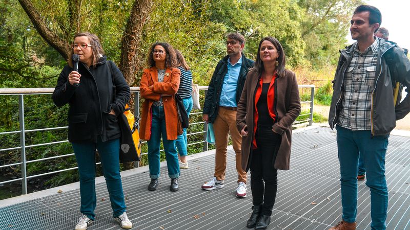 Johanna Rolland, maire de Nantes, Simon Citeau, adjoint de quartier, et Thomas Quéro, adjoint à l’urbanisme durable, nous ont fait visiter les lieux, notamment les deux passerelles en métal aménagées pour franchir le ruisseau des Gohards. © Thierry Mézerette