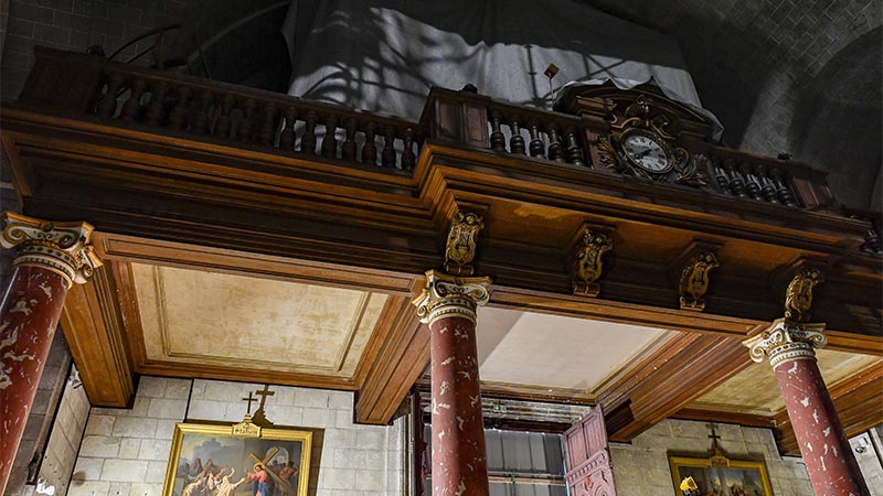 À l’intérieur de l’église, le grand orgue, classé Monuments historiques depuis 2014, a été mis en sécurité avant d'être restauré. Il sera reposé avant la réouverture fin 2020.