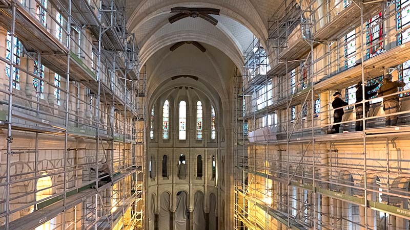 Gravement endommagée par un incendie accidentel en juin 2015, la basilique Saint-Donatien rouvrira au public en 2021 au terme de 5 ans et demi de travaux.