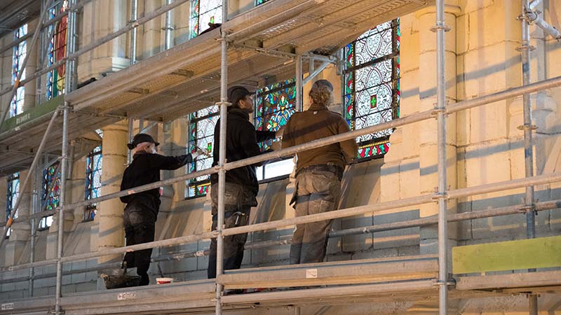 Les vitraux ont été déposés pour être restaurés en atelier, avant d’être reposés. Au total, 350 vont être restitués. Par ailleurs, 250 m² de décors peints sont restaurés.