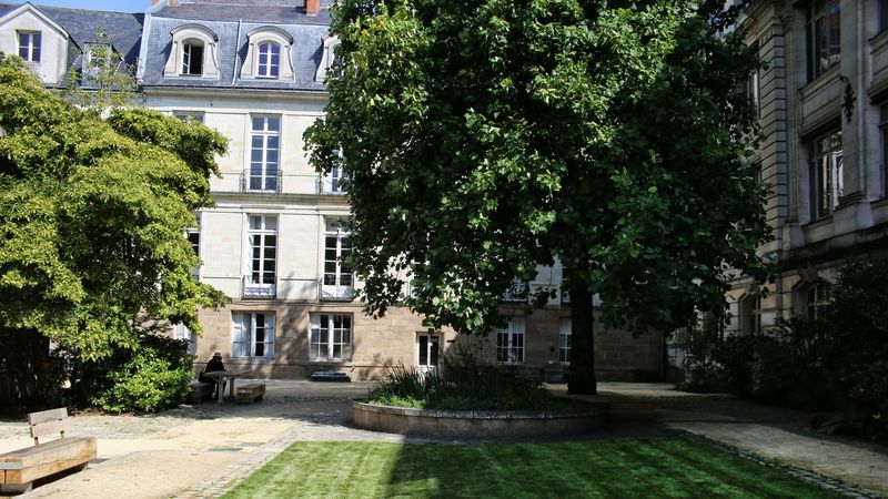 Fermé depuis 2017, le site de l’ancienne école des beaux-arts de Nantes s’ouvrira à nouveau sur la ville et au public à partir du printemps 2025. Un jardin a déjà été aménagé dans la cour. © Romain Boulanger