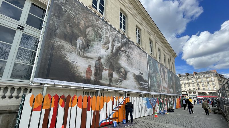 Le long du Palais de la Bourse, les peintres muralistes Nattosito, Mary et Jiem ont réalisé une fresque de 25 mètres de long en écho à trois œuvres de l’exposition « L’âme de la forêt » présentée au Musée d’Arts. © Anne-Sophie Ply.