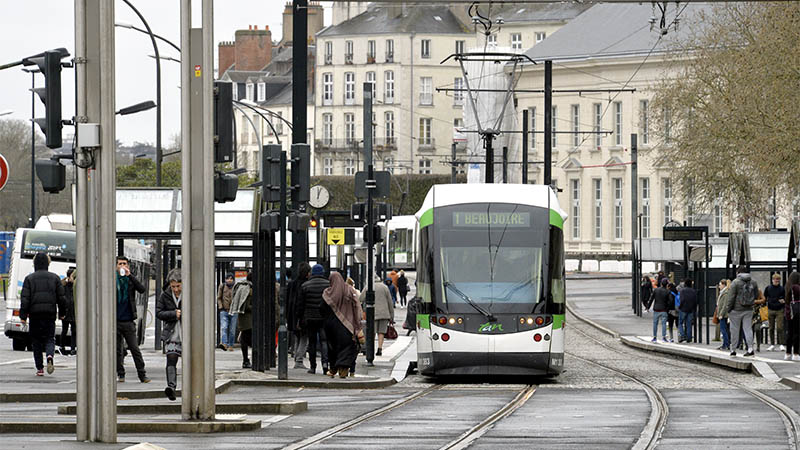 Depuis la rentrée 2019, le pôle bus n’existe plus entre Feydeau et Commerce. Seul le tramway continue à circuler.