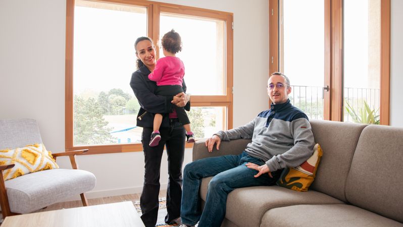 La famille Drouet dans leur appartement acheté en bail réel solidaire, dans la résidence Villa Lisa, inauguré en 2023 à Nantes. © Céline Jacq