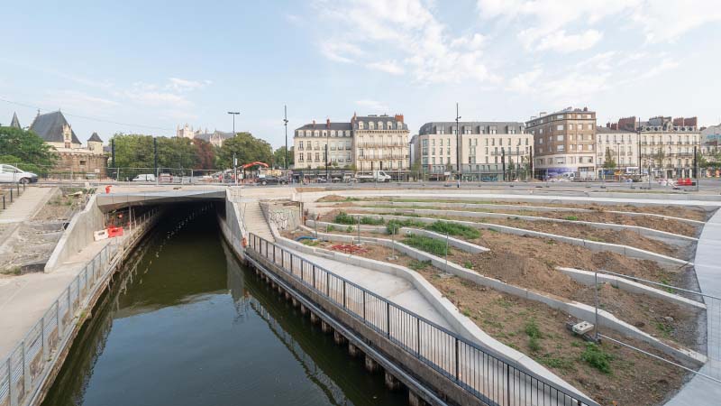 Des gradins ont fait leur apparition le long du canal Saint-Félix. Ce théâtre de verdure, propice à une pause lecture ou pique-nique au bord de l’eau, sera engazonné en septembre et ouvert au public au mois d’octobre.