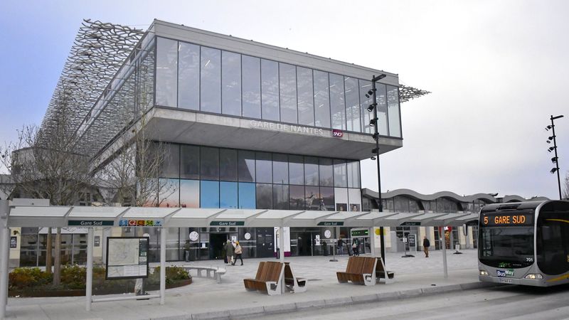 Juste en face de la gare, une station unique permet d’emprunter les lignes C2 et C3, la ligne 54, ou encore la ligne 5 de busway. © Rodolphe Delaroque pour Nantes Métropole