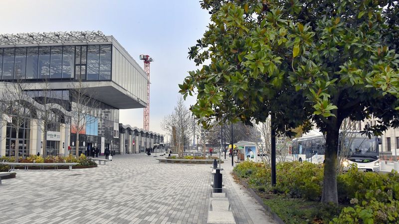 Plus végétalisée, l’entrée sud de la gare comptera, à terme en 2025, 3550 m² d’espaces verts et 210 arbres, contre 110 auparavant. © Rodolphe Delaroque pour Nantes Métropole