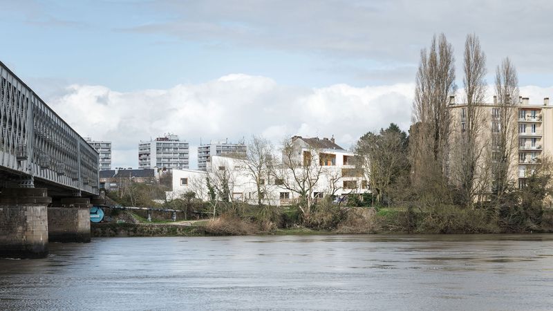 La sélection suit le cours du fleuve. Ici un programme de 12 logements collectifs et 7 maisons signé BRUT architectes et Urbanmakers, avenue de la gare de Legé à Nantes. ©Maxime Castric
