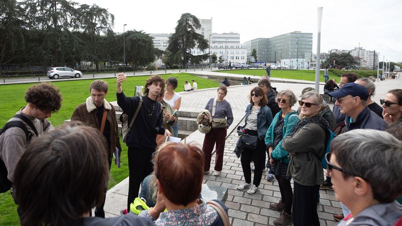 Samedi 12 octobre, une vingtaine de citoyens ont participé à la première balade urbaine proposée dans le cadre de la concertation sur le devenir de l’Hôtel-Dieu. © Ludovic Failler