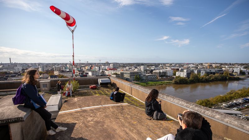 Pour nourrir le projet de reconversion de l’Hôte-Dieu, chacun peut donner son point de vue, son ressenti et ses attentes, lors des rendez-vous proposés jusqu’à la fin décembre. En photo, une visite insolite du site avec des jeunes. © Ludovic Failler