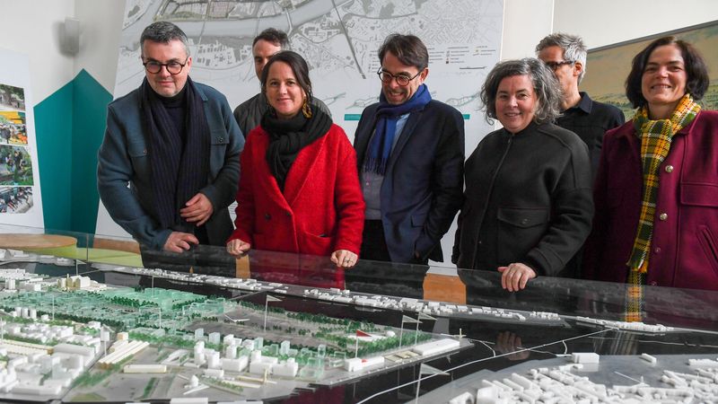 L’urbaniste et paysagiste Sylvanie Grée (2e en partant de la droite) avec son équipe, Johanna Rolland, maire de Nantes et présidente de Nantes Métropole, ses adjoints Olivier Château et Thomas Quéro, et Virginie Vial, directrice générale de la Samoa. © Thierry Mézerette