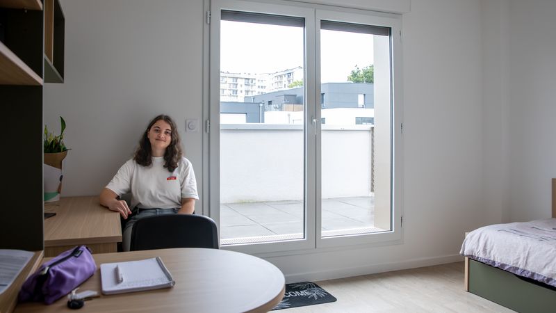 Flamine, 19 ans, vient d’emménager au cœur de la résidence Imagin’Erdre. Dernière-née des résidences Loire Campus de La Nantaise d’Habitations, elle comprend 94 studios de 15 à 27 m² à partir de 405 € par mois (éligible à l’aide personnalisée au logement). Le loyer comprend notamment un gardiennage de nuit et un accompagnement psychologique. © Céline Jacq 