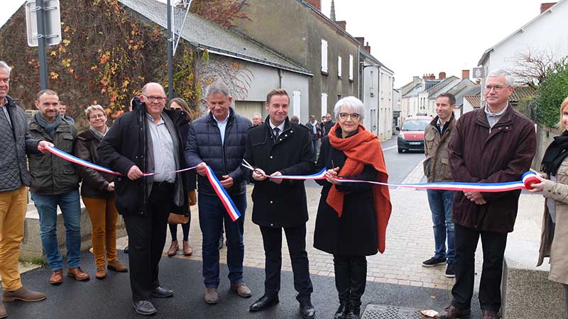 Claudine Chevallereau, maire de Mauves-sur-Loire, et Fabrice Roussel, vice-président de Nantes Métropole, ont coupé le ruban des nouveaux aménagements, samedi 16 novembre.