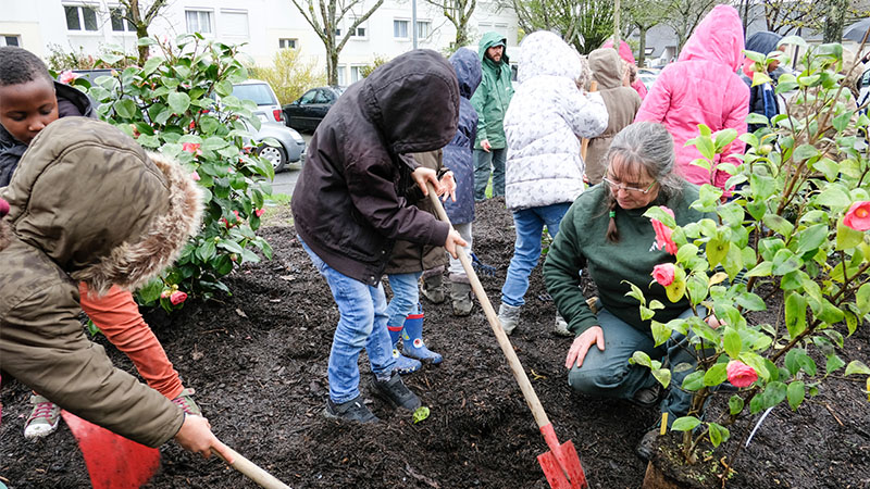 Parmi les temps forts de la 4e édition du Printemps du projet global Nantes Nord, les jardiniers municipaux proposent des plantations participatives.