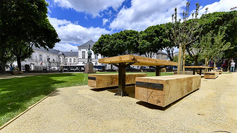 PRATIQUE. Trois tables et onze bancs réalisés à partir de bois de chênes recyclé ont été installés, ainsi qu’un terrain de pétanque.