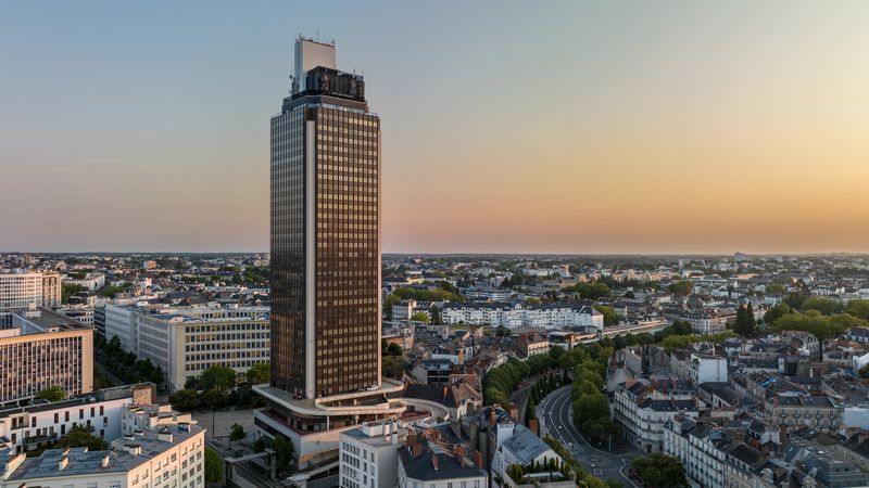 Le corps de la tour sera entièrement réhabilité et les bureaux des années 70 transformés en 200 logements. © Franck Gallen