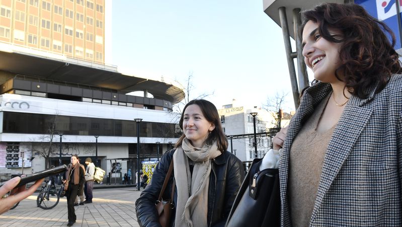 Le belvédère panoramique au 34e étage de la tour enthousiasme Sarah et son amie : « J’allais au bar Le Nid quand j’étais plus jeune avec mes parents. Ça sera chouette de retrouver cet autre point de vue sur Nantes. Surtout si c’est gratuit. » © Rodolphe Delaroque