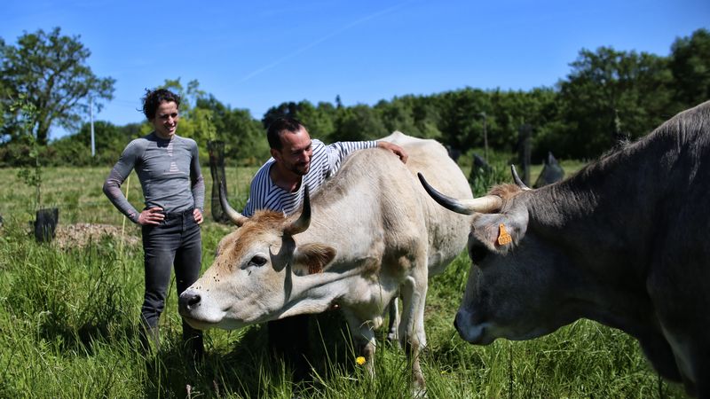 À l’écoferme des mille et une pattes à Carquefou, engagée dans l’agroforesterie, Josselin Guedas et Noëmie Le Heurte replantent des haies pour préserver le bocage. © Romain Boulanger