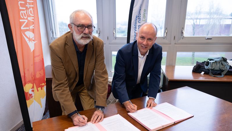 Alain Laplace, président du CEN des Pays de la Loire, et Jean-Sébastien Guitton, vice-président de Nantes Métropole en charge de la biodiversité, ont signé une convention coopération, vendredi 29 novembre à Indre. © Garance Wester