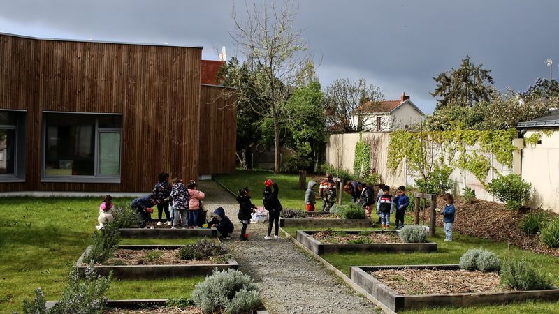La cours nature de l'école Lucie-Aubrac, à Nantes. © Romain Boulanger